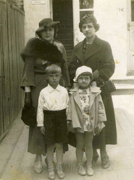 KKE 3954.jpg - Leonard Czarnecki i Eugenia Kwiatkowska ze swoimi mamami, Lida, lata 30-te XX wieku.
